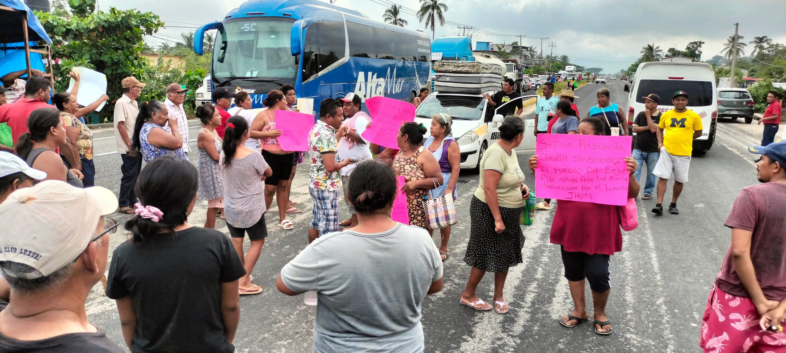 Bloquean habitantes de poblaciones de Acapulco, afectados por inundaciones que dejó «John»